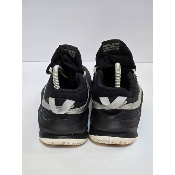 Nike Team Hustle D10 Low Black/Metallic/Silver- size 5.5Y - CW6735-004 - Picture 4 of 6